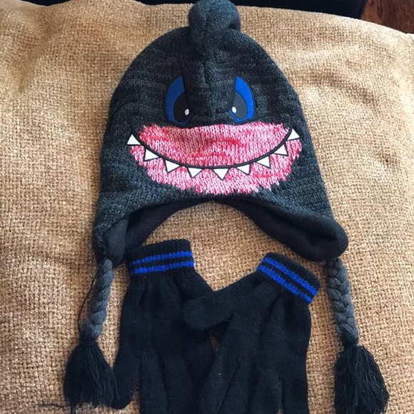NWOT   TASSLE HAT with MATCHING GLOVES - Picture 1 of 3